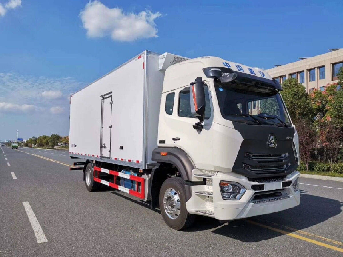 重汽豪沃6.8米冷藏車(chē)